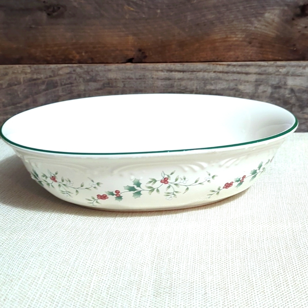 Pfaltzgraff's Winterberry this beautiful 10-inch round serving bowl